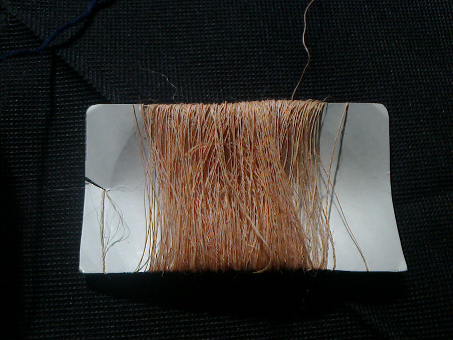 手紡ぎ糸ですが、他のミシン糸との太さを見比べてください。