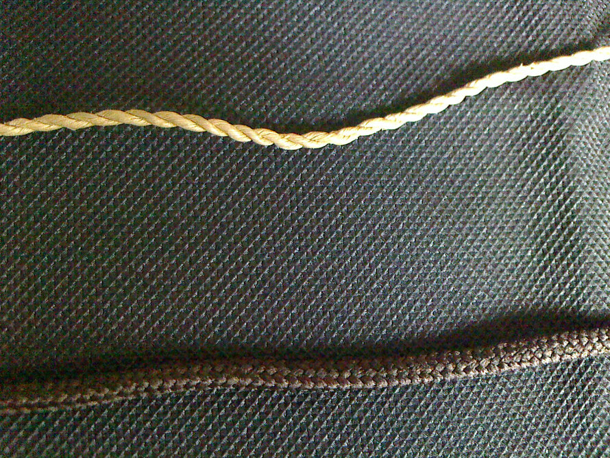 上が「三つよりロープ」（例の反面教師の肩紐です。改めて見ると、綺麗な撚りのかかった紐ですね。痛かったですが・・・・・・・）下が「編みロープ」です。