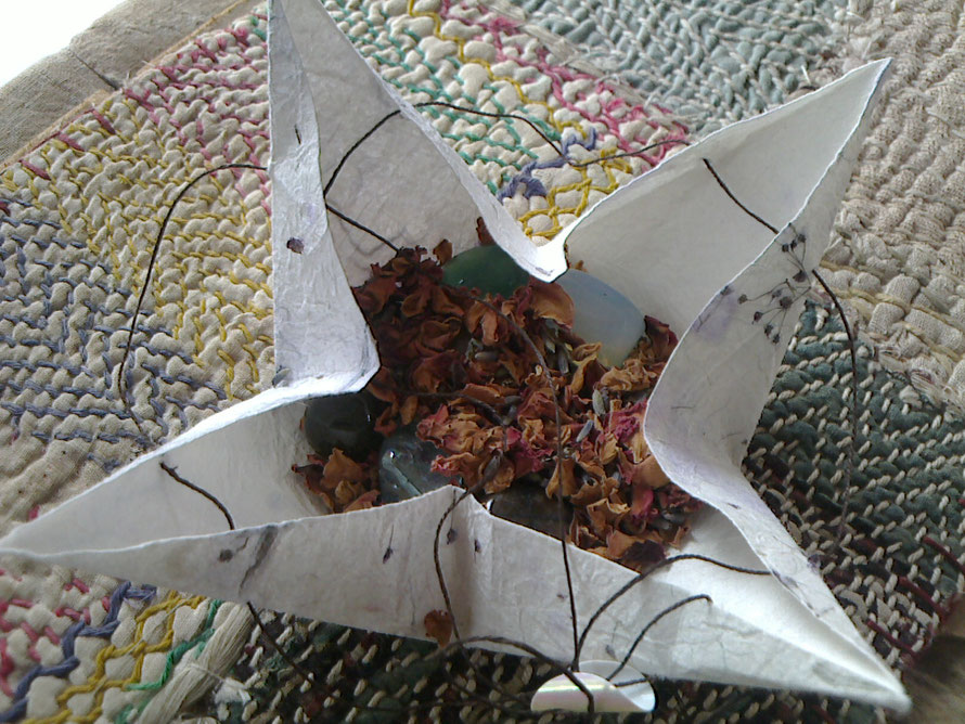 和紙を星形に折って、中にラベンダーとバラの乾燥したものを詰めて、