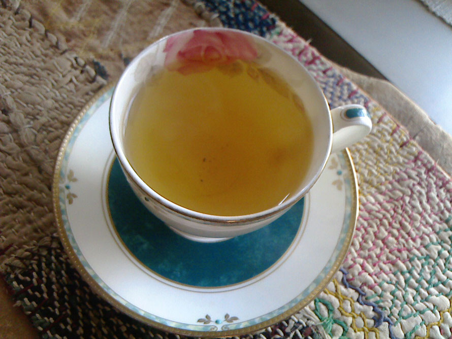 同じ配合のブレンド茶でも、ラベンダーの品種の違いで、かなり抽出液の色に違いが出ました。