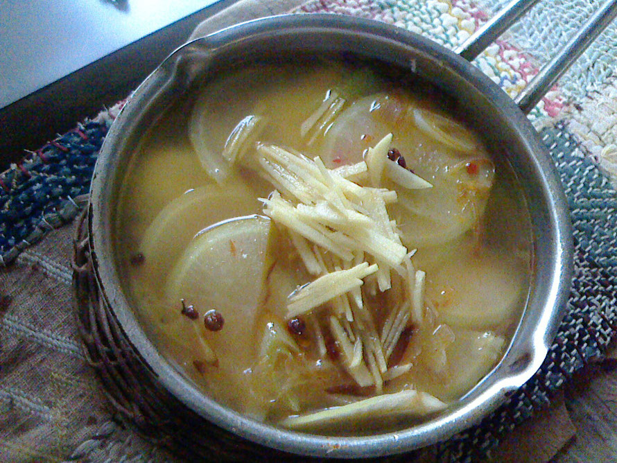 ホワジャンとネギを低温で炒めた後で、焼き豆腐と大根を煮込んだスープです。トッピングの生姜とネギで、体が温まります（新聞レシピ）