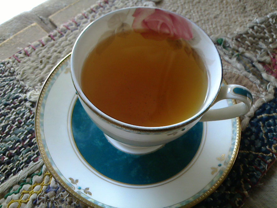 様々な茶葉を加えると、色も濃くなっていきます。