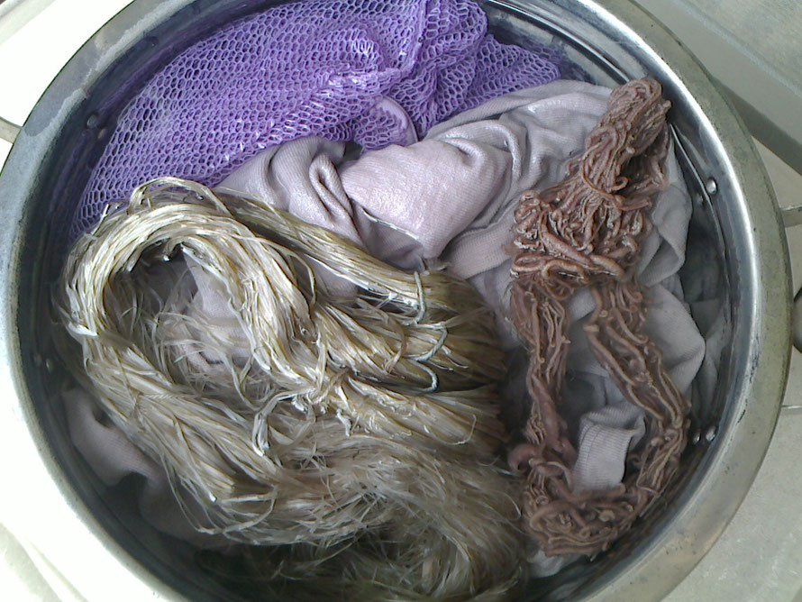 一番上が、洗濯ネットです。明らかに染まりが良いです。