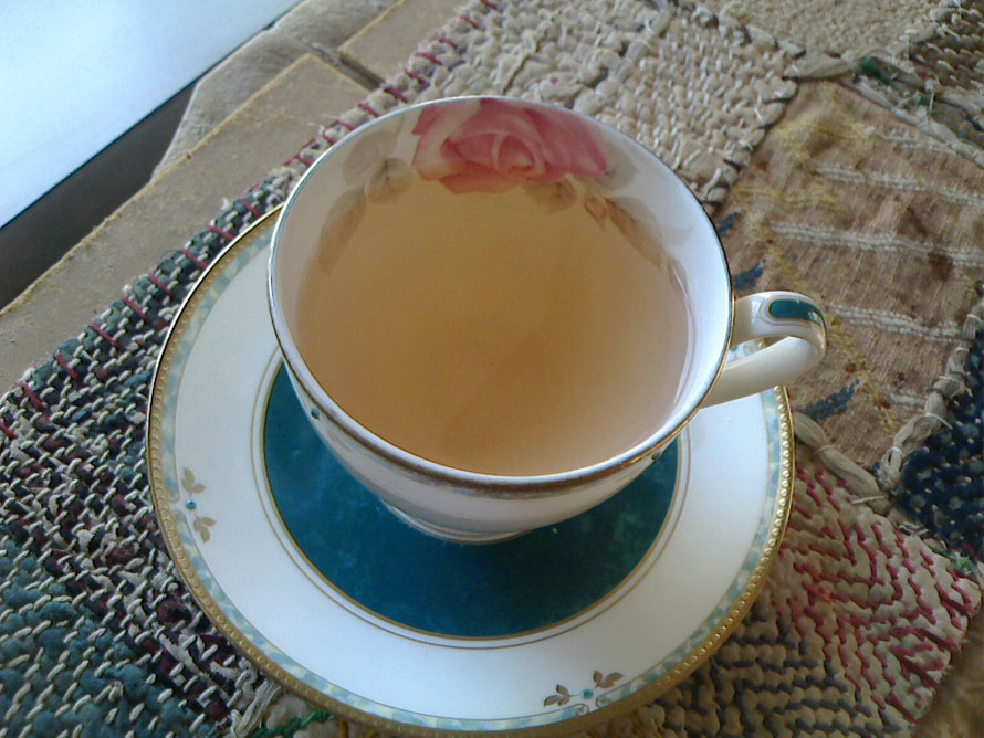 ギンコウと、ローズマリーの蒸らし3分くらいのお茶です。