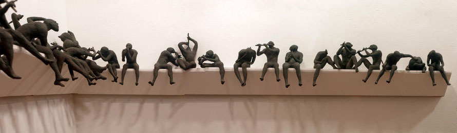 Disonancias, gres monocción, grupo escultórico de 30 figuras, parte derecha. Largo 240 cms