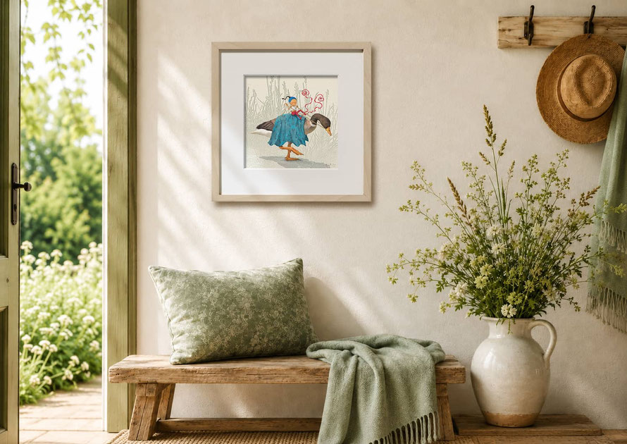 L'illustration "Hue Canard !" encadrée de Timeliot est est accrochée au mur d'une entrée de maison de campagne. Timeliot est à cheval sur un canard