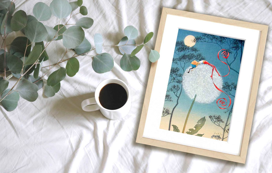 dessin "Fleur de lune" encadré sur un lit, avec un café