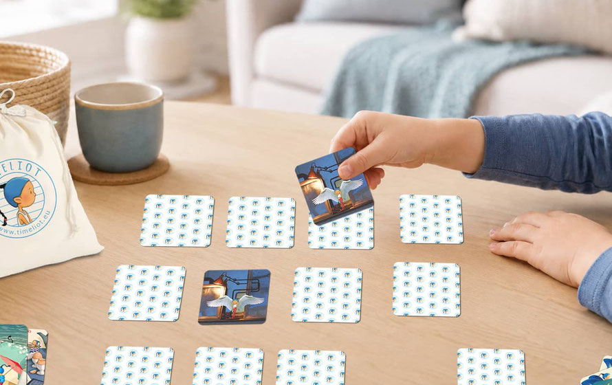Les mains d'enfant qui joue au Memory de Timeliot. Plusieurs cartes sur la table
