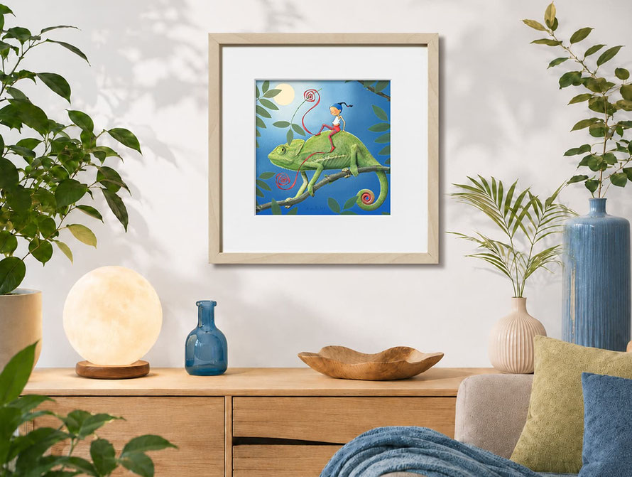 Illustration de Timeliot encadrée au mur. "Le caméliot". Timeliot, au clair de lune, chevauche un caméléon