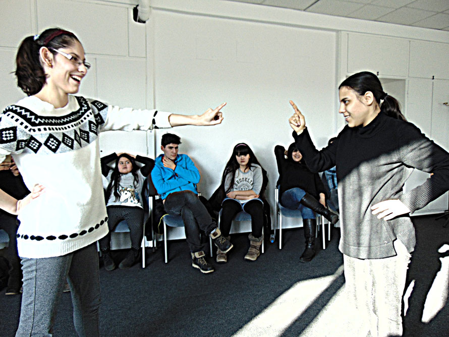 Güly & Seray zeigen, wie sie sich die böse Stiefmutter vorstellen (theaterpädagogische Vorbereitung)