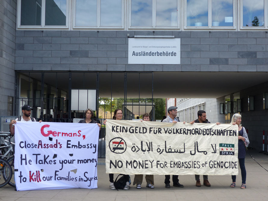 Protestaktion Berliner AktivistInnen vor der Ausländerbehörde in Berlin im Sommer 2018