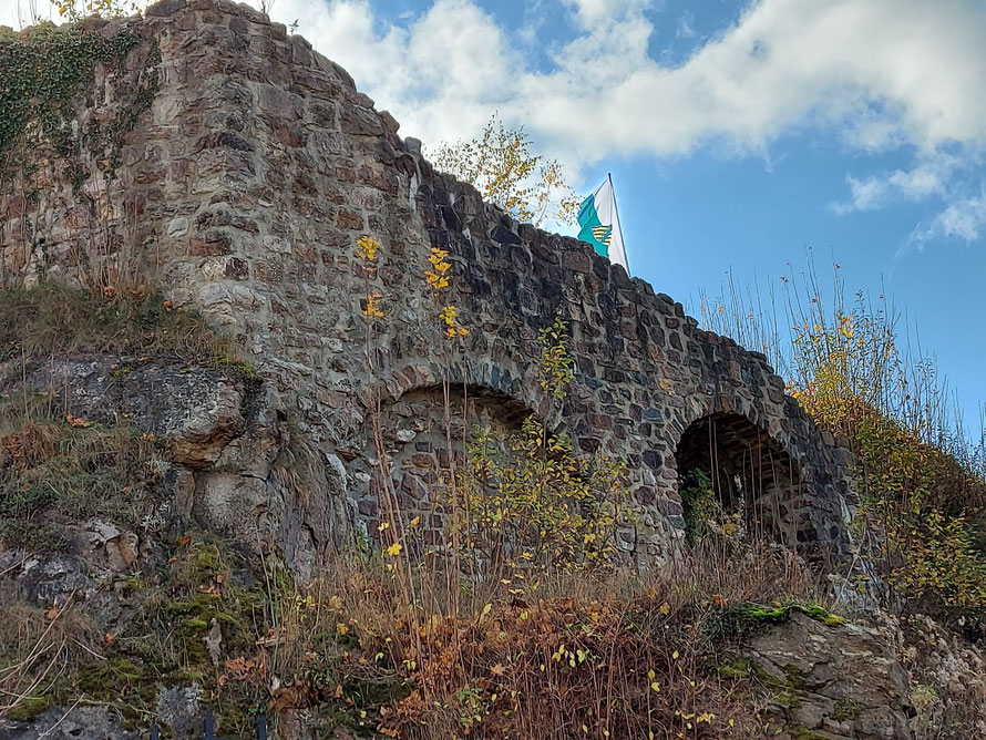 Burgmauern auf dem Burgfelsen, 2022