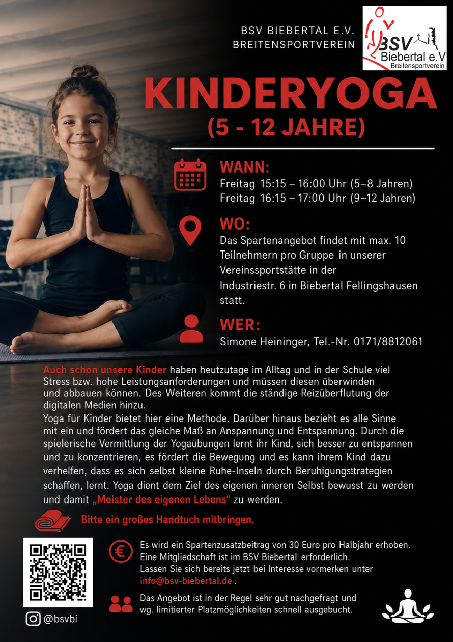 Kinder machen Yogaübungen auf Gymnastikmatten
