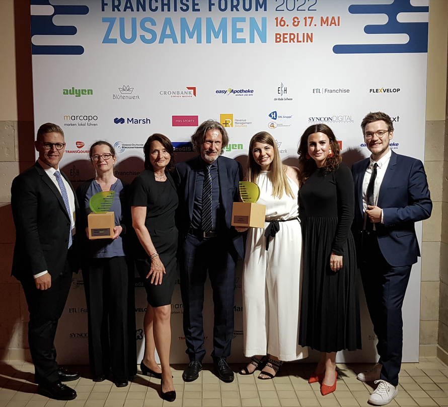 Gewinner:innen des Green Franchise Award 2022: v.l.n.r. Johannes Braith (Storebox), Maja Schneider (FiltaFry), Prof. Veronika Bellone/Thomas Matla (Initianten), Diana Schubert, Magdalena Mathoi, Moritz Lösch (Storebox) © Bellone Franchise Consulting GmbH