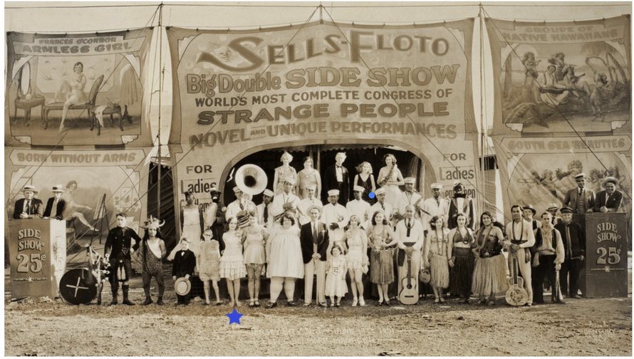 1931年撮影、セルズ・フロート・サーカスのサイドショー演目を収めた写真。フランセスがスターと共に写っている。