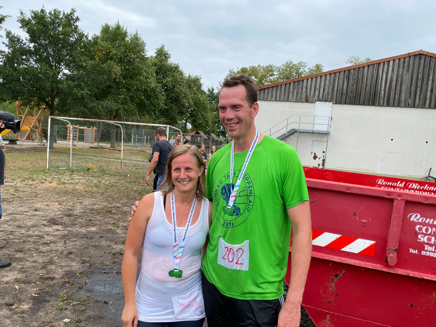 Anja Heling (war für die Volksbank JL unterwegs) und Landrat Steffen Burchhardt.