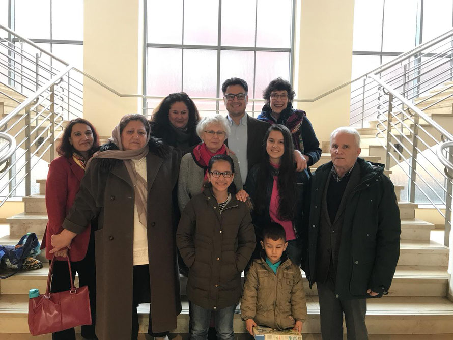 Foto privat: Familie Omari gemeinsam mit Frau Dr. Smasly und weiteren Betreuern von der ökumeinischen Flüchtlingshilfe Röttgen.