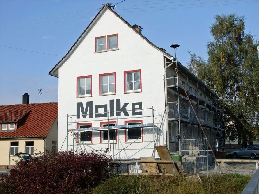 Leider keine dringend notwendige energetische Sanierung, sondern ein Beitrag zur Ortsbildverschönerung: Die Molke in der Heiligenbronnerstraße erfährt derzeit nur eine optische Verschönerung. Foto: Merz Foto: Schwarzwälder-Bote 