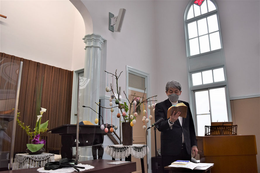 2023年5月7日　礼拝の中で行う　みんなの教会学校でのメッセージ中の森牧師。献花の蘭・バンダとカラーの組み合わせが見事です(^^♪