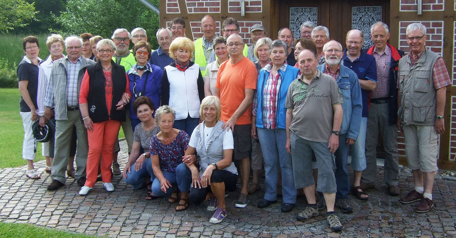 Gruppe vor der Abfahrt vor dem Backhaus