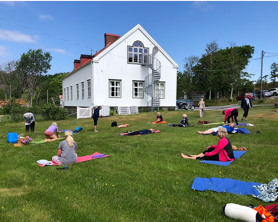 Yoga ute sommaren 2020. Foto: Pia Fredholm
