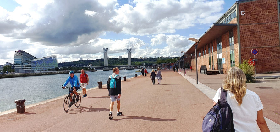 Weg an der Seine vom Stadtzentrum zum Liegeplatz