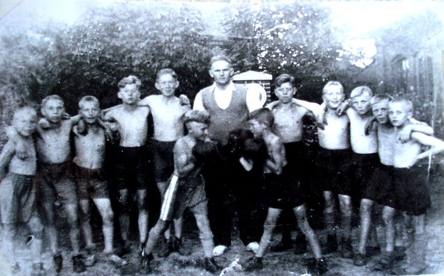 Eine alte Vorkriegsaufnahme aus dem Jahr 1932: Die Jugendlichen der Boxabteilung des Eisenbahn Turn- und Sportvereins unter Leitung von Karl Schöning