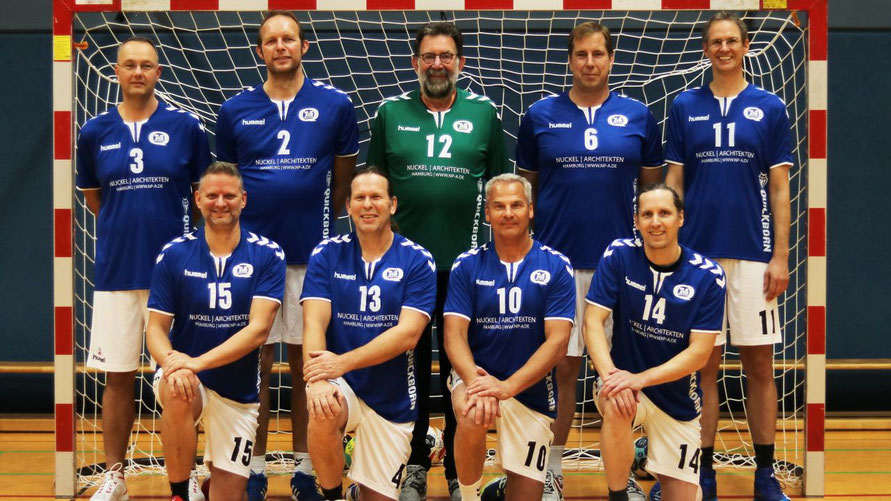 Freuen sich über den Liga-Sieg: die Senioren des TuS Quickborn Handball