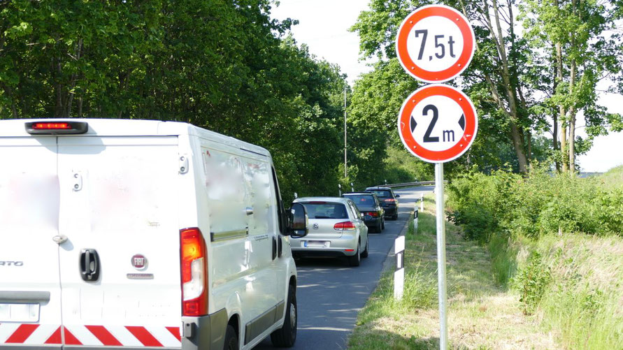 Für Kastenwagen wie diesen dürfte die Fahrt über die Brücke bald unmöglich sein ....