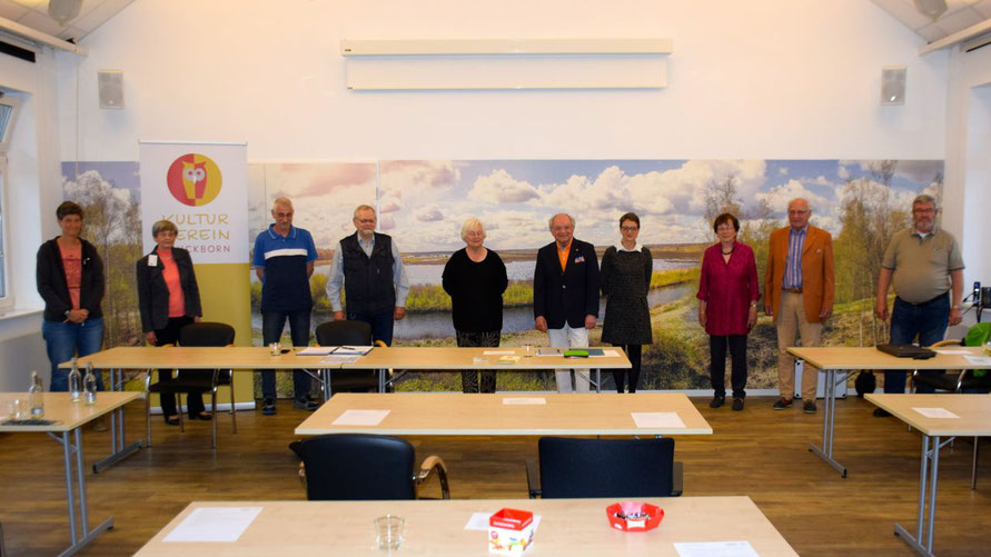 Gruppenfoto mit Vorstand und Beirat in Zeiten der Krise: Ann-Kristin Schäcke, Irene Lühdorff, Olaf Pralle, Henning Meyn, Margreth Cotterell, Johannes Schneider, Bettina Schneider, Ehepaar Schröder und Michael Unger (v.l.)