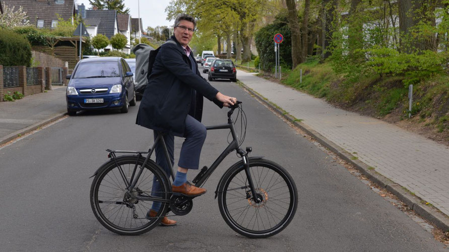 Vorbildlich: Fachbereichsleiter Carsten Möller erledigt auch Dienstfahrten mit dem Fahrrad, dann allerdings mit Helm. Wir werden sehen, wie viele Kilometer die Verwaltung beim „Stadtradeln" schafft.