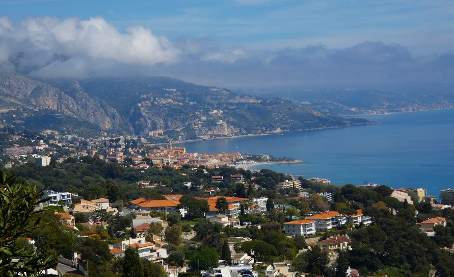 Vue sur Menton en redescendant vers le bord de mer
