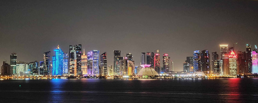 West Bay von Doha am Abend - Blick vom Schiff