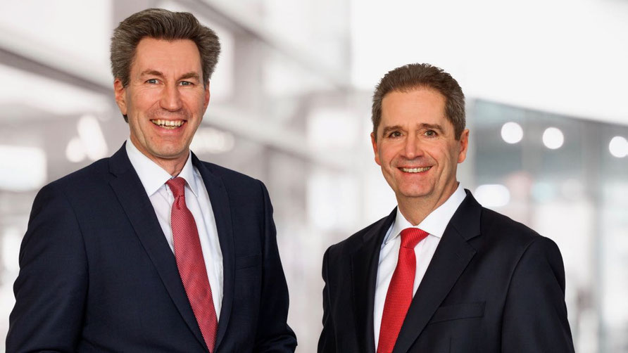 Der Vorstand der Sparkasse Südholstein: Der künftige Vorsitzende Eduard Schlett (rechts) und sein designierter Stellvertreter Martin Deertz. 
