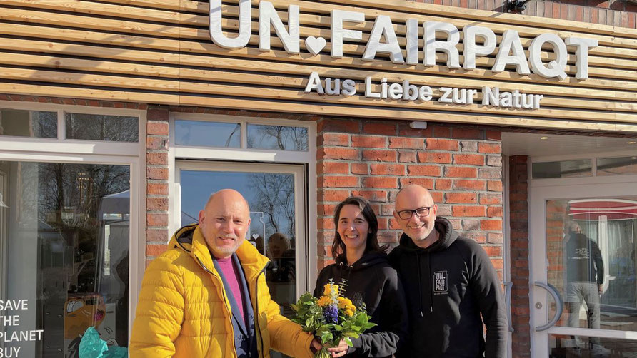 Mit einem Blumenstrauß hieß Thomas Beckmann Tamara und Thomas Katlun mit ihrem Unverpackt-laden in Quickborn willkommen