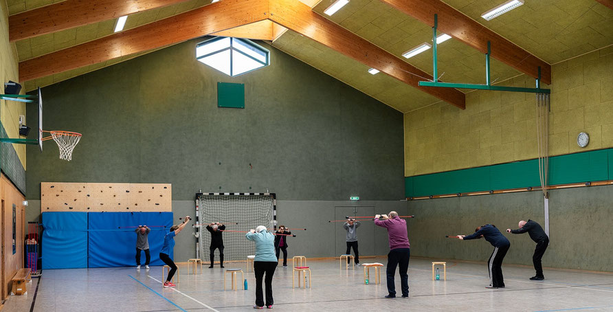 Kraftübung mit Trainingsstab beim Lungensport des BSV Achim.