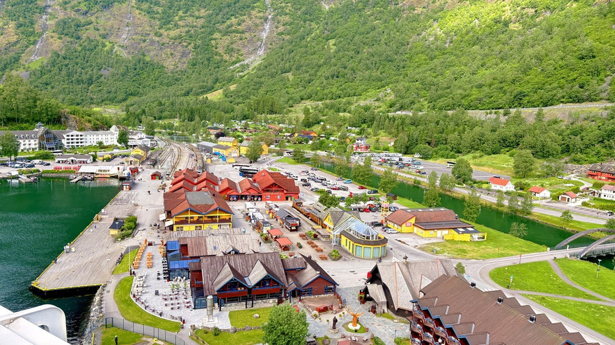 Flåm - Blick vom Kreuzfahrtschiff u. a. auf den Bahnhof