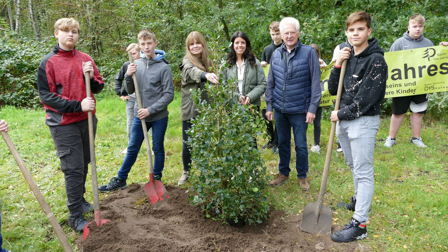 Unterstützt von fleißigen Helfern der Comenius-Schule pflanzten Rotary-Präsidentin Ulrike Schaepers, Lehrerin Verena Hahn und Organisator Peter Heydorn den „Baum des Jahres", eine Ilex