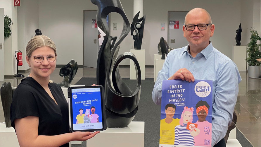 Alina Bengardt und Jan Köber von der Sparkasse Südholstein rufen alle Kinder und Jugendlichen zum kostenlosen Museumsbesuch auf.