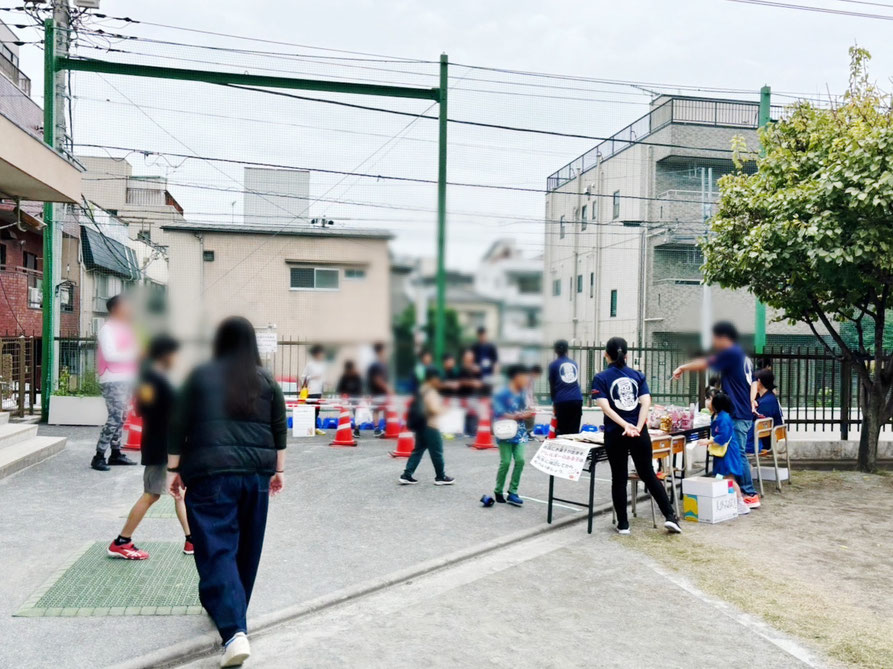 「スリッパ飛ばし」は、扇橋小の先生方が催してくれました。サポーターが見守ります。