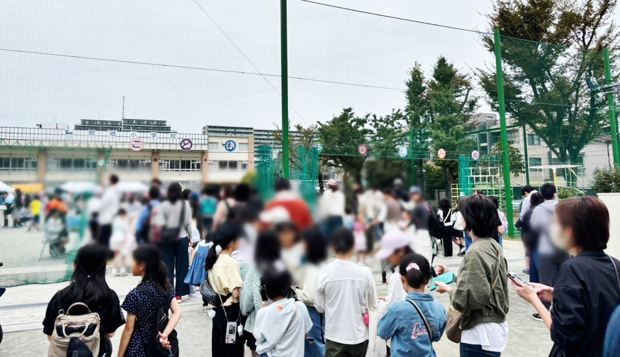 扇橋公園側、３か所の受付からみなさん来場されます。