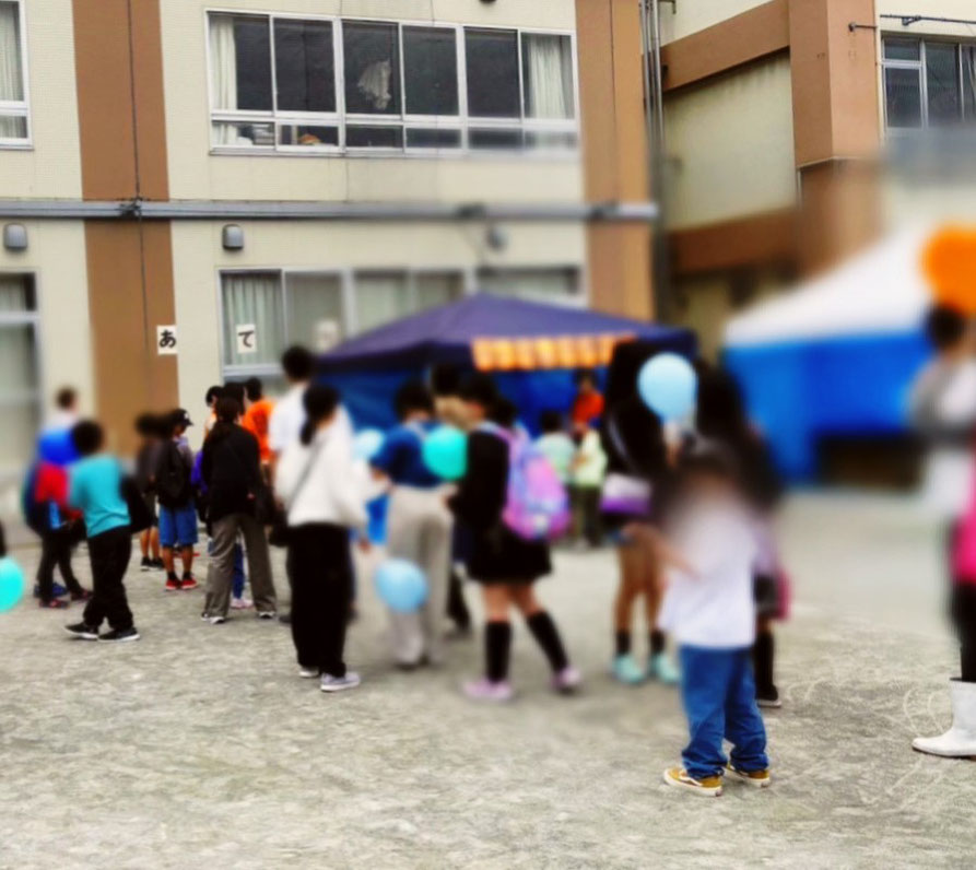 ストラックアウトに挑戦する子どもたち。ビンゴを狙います。