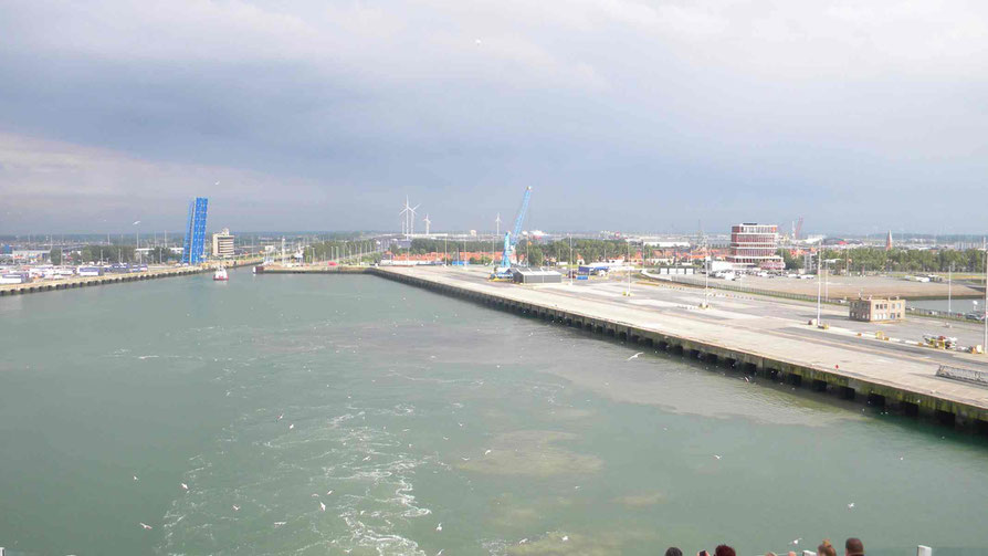 Swedish Quay mit neuem Terminalgebäude (rechts, 4-geschossig)