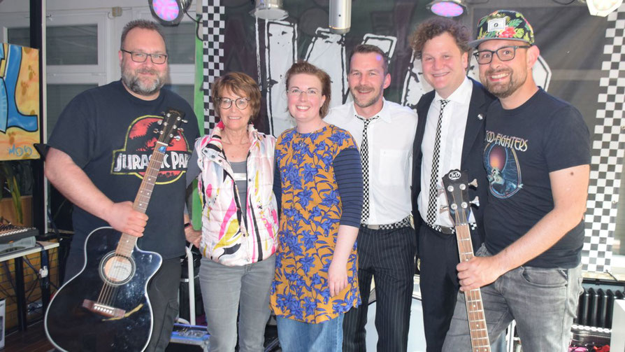 Musikalisch gratulierte die "Hesse-Allstar-Band" mit Sängerin Hannah Gleisner Stadtjugendpflegerin Birgit Hesse (2.v.l.) und ihrem Team zum 77-jährigen Jubiläum