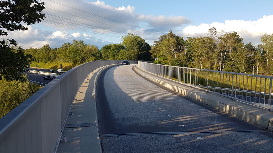 Die A7-Brücke im Verlauf der Ulzburger Landstraße soll wieder ohne Ampel passierbar werden