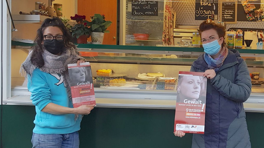 Quickborns Gleichstellungsbeauftrage Hannah Gleisner (r.) und die Unternehmerin Jenny Rahardjo informieren über Hilfe bei Gewalt gegen Frauen