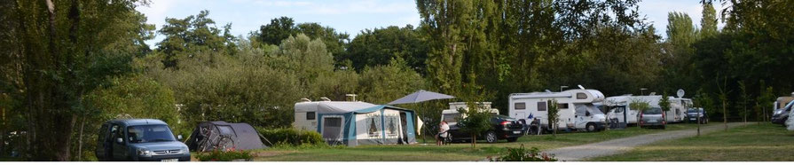 camping moins cher Le Pas du Gû à Saint Brévin Les Pins. Emplacements ombragés de toiles de tente, caravanes et camping-car.