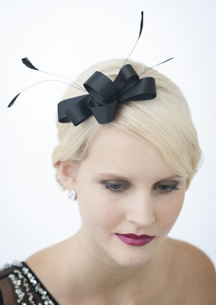Fascinator Schwarz mit Schleifen und Federn für Gala Veranstaltungen, Weihnachten, Event, Ball, Silvester, Fasching. Headpiece, Kopfschmuck, Weihnachtgeschenk.