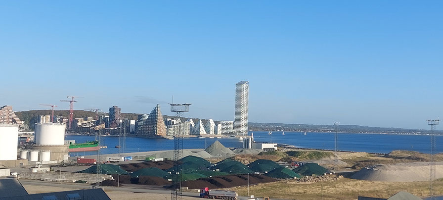 Blick vom am Omni Terminal liegenden Schiff