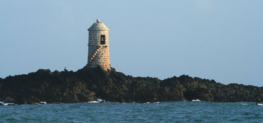 La tourelle du plateau des Duons à l’ouvert de la baie de Morlaix ressemble à une poivrière (Photo François Madic)